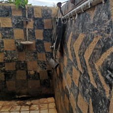 Auberge Kunkolo, Tiébélé - outdoor shower
