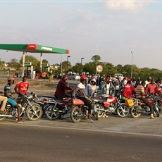 Xangongo - queuing for petrol