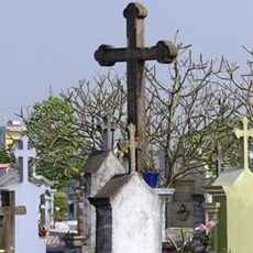 Between Thai Binh and Ninh Binh - cemetery