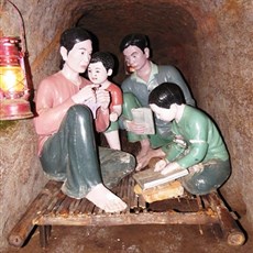 Vinh Moc tunnels - family room