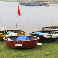 Between Cua Tung and Quang Tri - basket boats