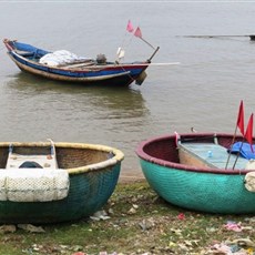 Between Cua Tung and Quang Tri - basket boats